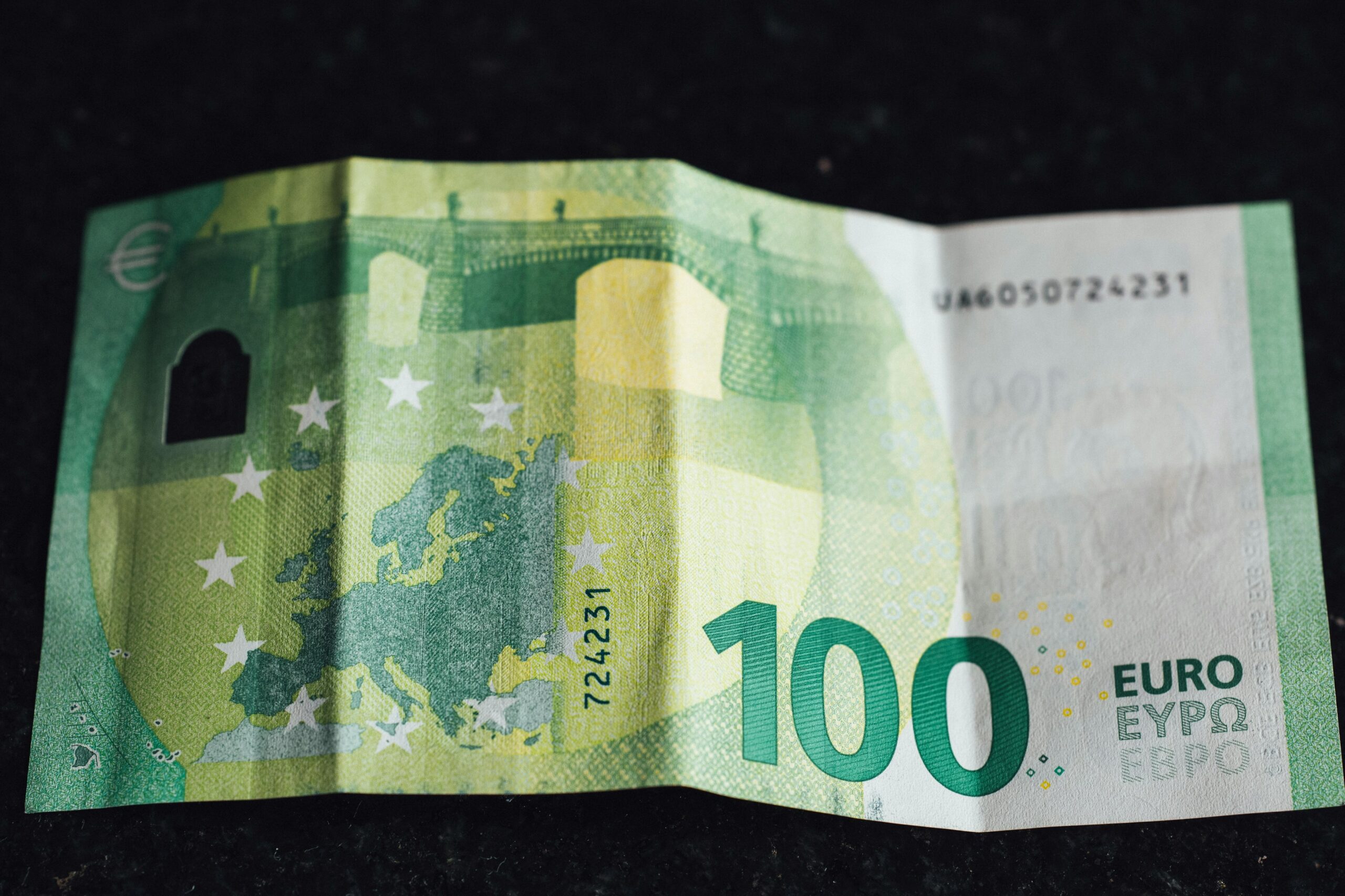 Fake 100 euro banknotes